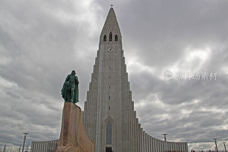 冰岛:Lief Eriksson雕像和Hallgr?在雷克雅未克mskirkja